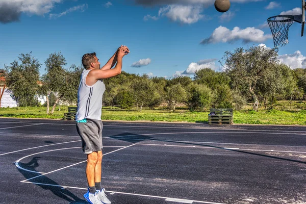 Basketballspieler schießt den Ball — Stockfoto