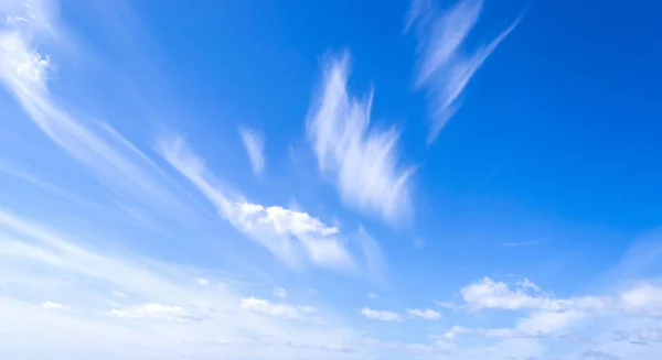 白い雲と青い空 — ストック写真