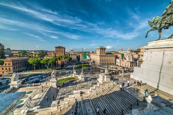 Tourists by Vittorio Emanuele II statue — Stock Photo, Image