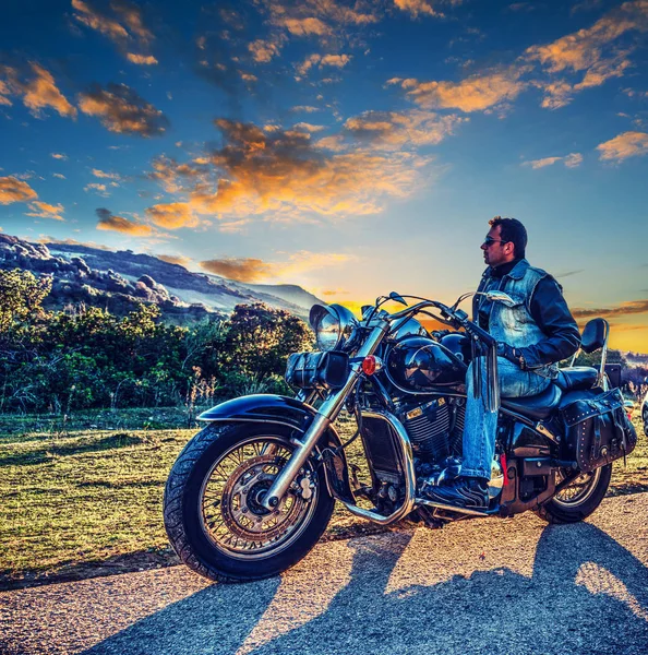 Motociclista su una moto classica — Foto Stock