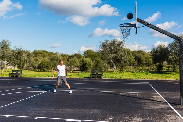 Basketballspieler wartet auf den Ball — Stockfoto