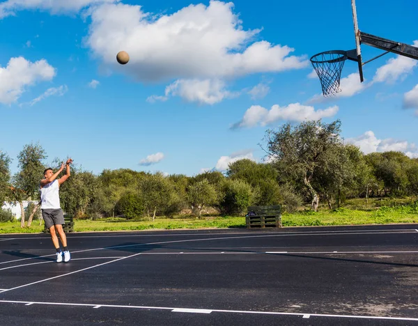 Jugador de baloncesto zurdo practicando salto tiro — Foto de Stock