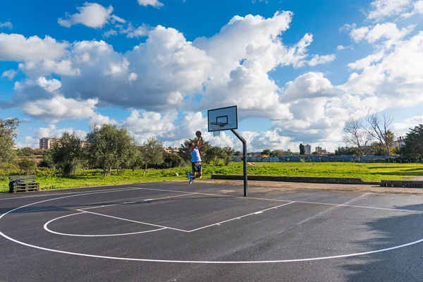 Jogador de basquete pulando para o aro — Fotografia de Stock