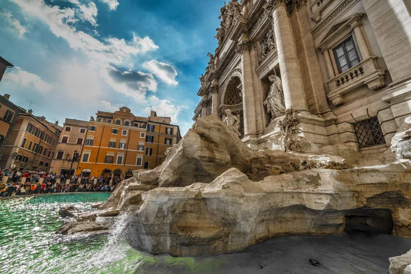 Tourists by world famous Fontana di Trevi — Stock Photo, Image