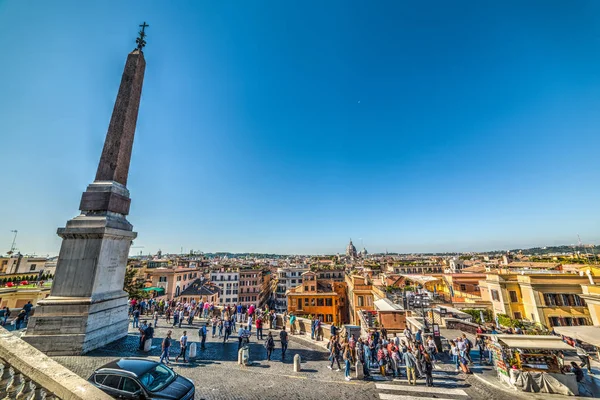 A turisták a világ híres Trinita dei Monti — Stock Fotó