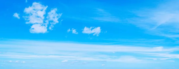 Céu azul e nuvens brancas na Sardenha — Fotografia de Stock