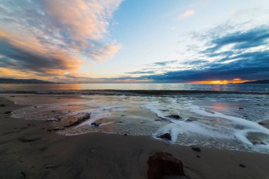 Alghero kıyı renkli gün batımı
