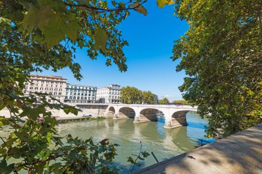 Roma'da Tiber Nehri üzerinde açık bir günde