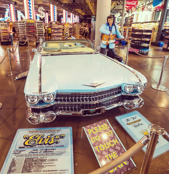 Statua di Elvis Presley e Cadillac vintage in un negozio di souvenir a — Foto Stock