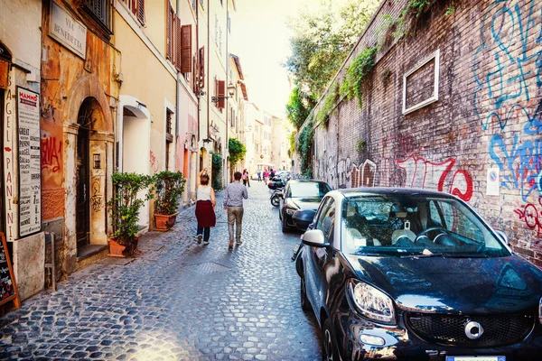 People walking in Trastevere — Stock Photo, Image