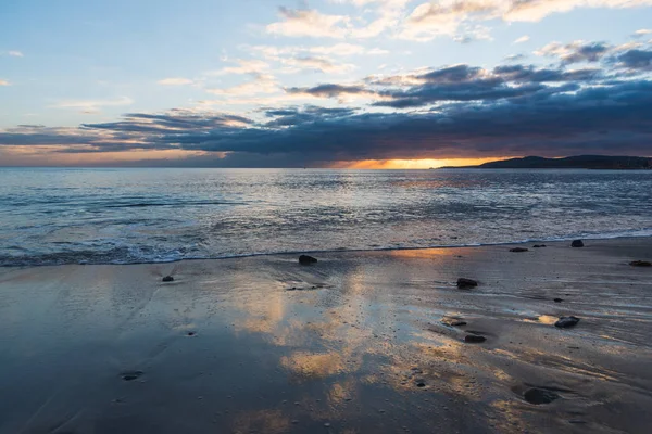 Reflexión sobre la arena al atardecer — Foto de Stock