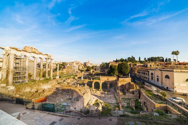 Céu azul sobre fóruns imperiais em Roma — Fotografia de Stock