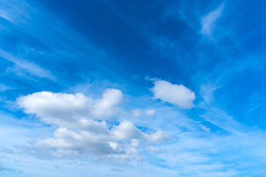 Mavi gökyüzü ve beyaz bulutlar