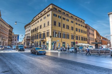 Sant Andrea della Valle Meydanı 'ndaki insanlar 