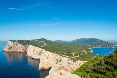Capo Caccia mavi gökyüzü altında