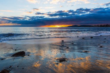 Alghero kıyısında kum ve çakıl taşları