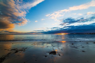 gün batımında denize bulutlu gökyüzü