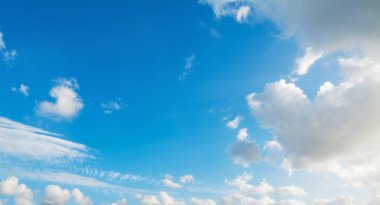 Gökyüzündeyumuşak ve beyaz bulutlar