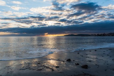 gün batımında denize kara bulutlar