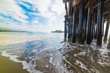 Santa Barbara iskele altında ahşap direklerin