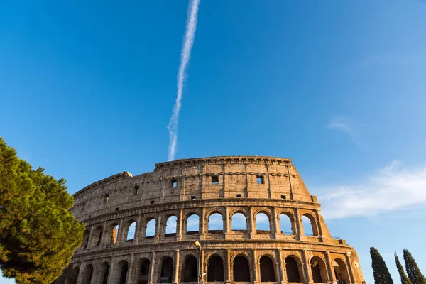Всемирно известный Колизей в ясный день — стоковое фото