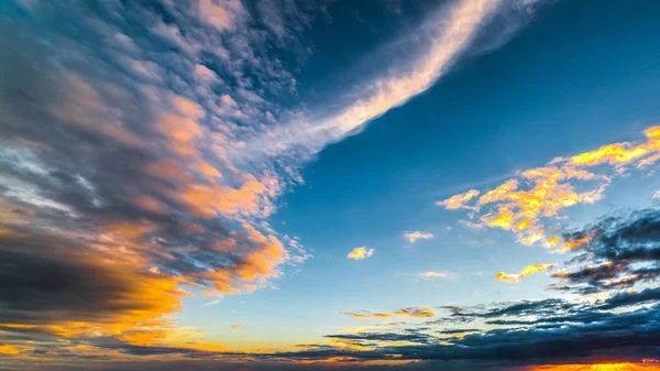 Orange och blå himmel i solnedgången — Stockfoto