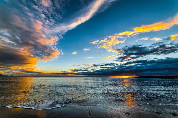 Céu colorido sobre o mar ao pôr do sol — Fotografia de Stock