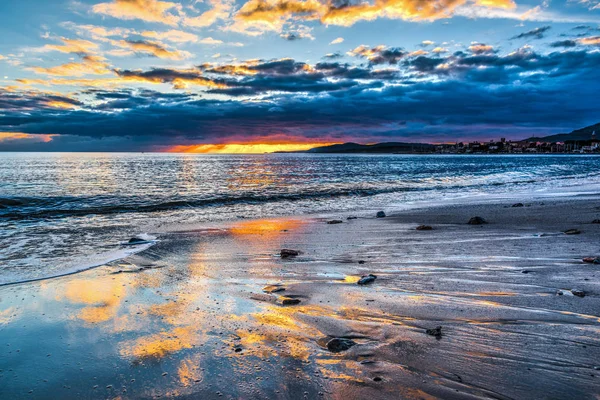 Färgsprakande solnedgång i Alghero shore — Stockfoto