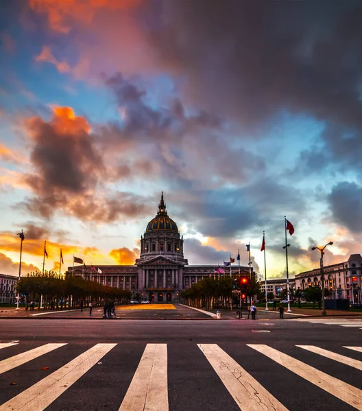 旧金山市政厅的戏剧性的天空在日落 加利福尼亚 — 图库照片