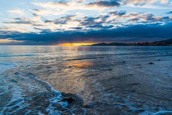 Nuages sombres et soleil brillant sur la mer au coucher du soleil — Photo