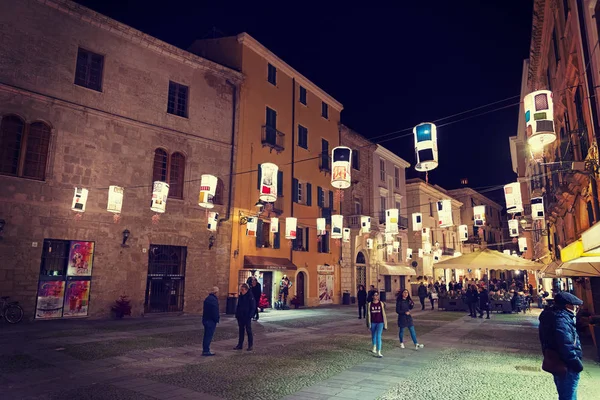 Les gens sur Piazza Civica la nuit — Photo