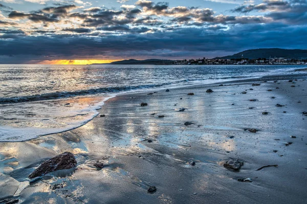 Reflexiones en la orilla de Alghero al atardecer — Foto de Stock