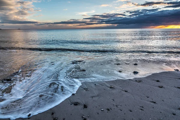 Temné mraky nad pobřežím Alghero při západu slunce — Stock fotografie