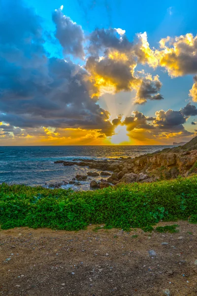 Dramatische hemel boven de zee bij zonsondergang — Stockfoto
