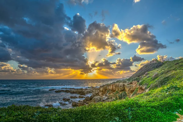 Dramatische hemel over Alghero kustlijn — Stockfoto