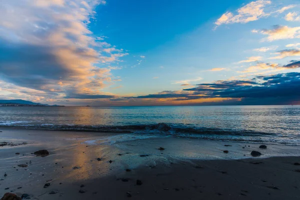 Nubes de colores sobre el mar al atardecer — Foto de Stock