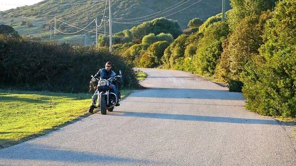 Rowerzysta na klasyczny motocykl — Zdjęcie stockowe