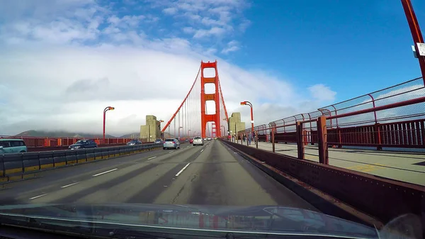 Conduciendo por el mundialmente famoso puente Golden Gate en San Francisco — Foto de Stock