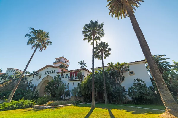 Le soleil brille sur le palais de justice du comté de Santa Barbara — Photo