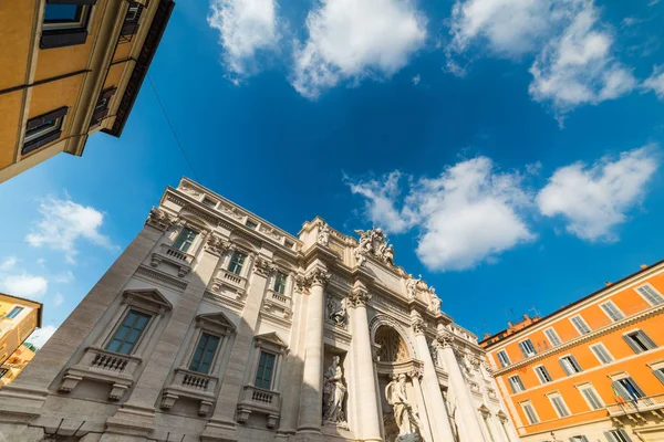 Dünya üzerinde bulutlu gökyüzü Roma'nın ünlü Fontana di Trevi — Stok fotoğraf