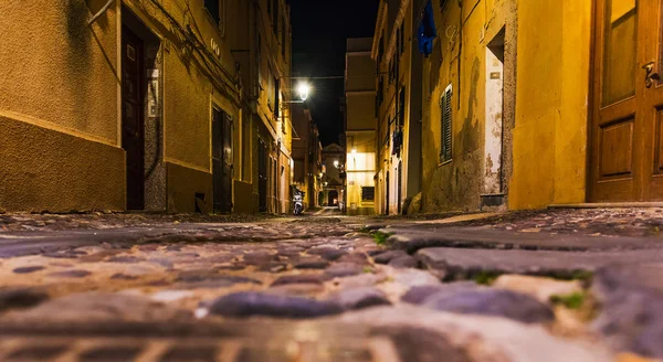 Enge Gasse in der Altstadt Alghero vom Boden aus gesehen — Stockfoto