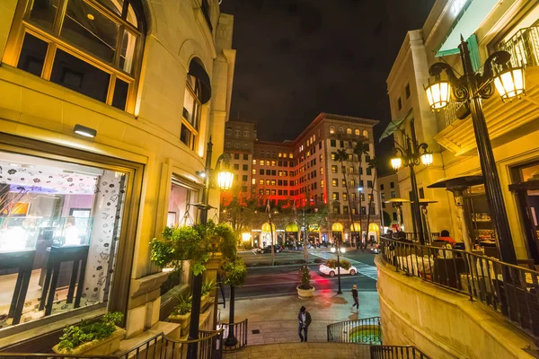 Eleganti edifici a Rodeo Drive di notte — Foto Stock