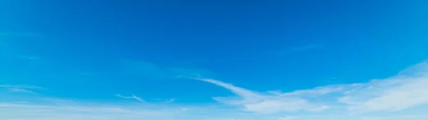 Céu azul e branco na primavera — Fotografia de Stock