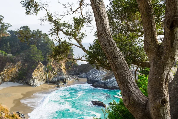 MC manier watervallen in Big Sur state park — Stockfoto