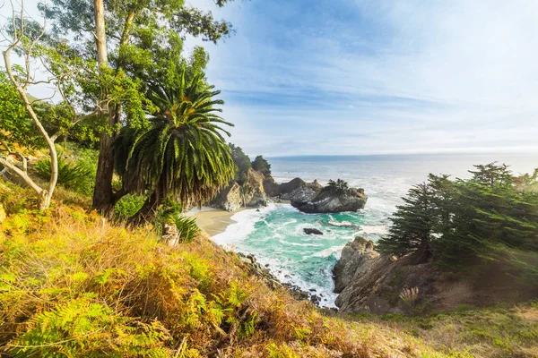 McWay falls v Big Sur státního parku pod modrou oblohou — Stock fotografie