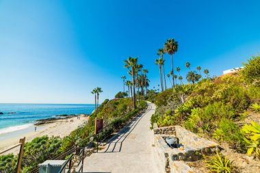 Laguna beach üzerinde açık gökyüzü