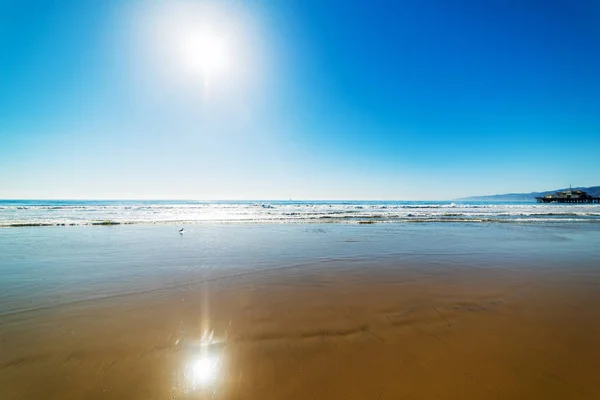 Strahlende Sonne über dem Santa-Monica-Strand — Stockfoto