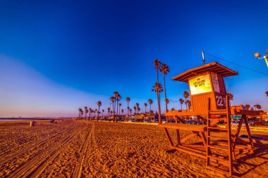 Newport Beach üzerinde mavi gökyüzü günbatımı