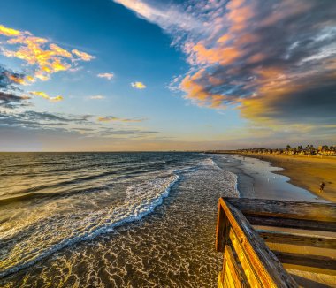 Günbatımı manzaralı bulutlara Newport Beach üzerinde