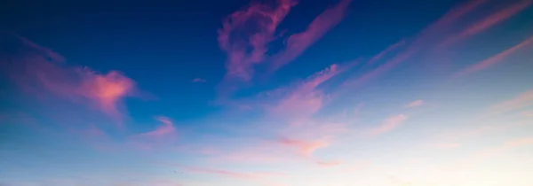 夕焼けのピンクとブルーの空 — ストック写真
